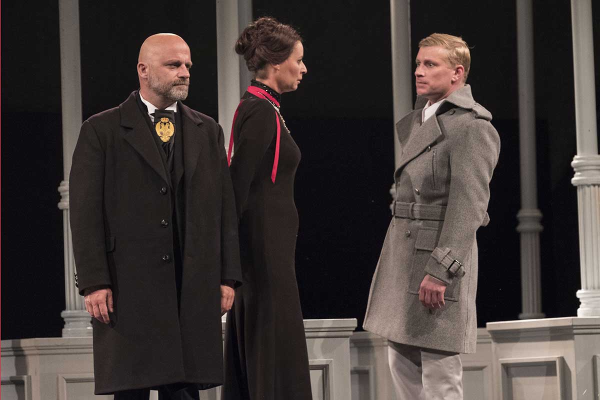 Hynek Čermák, Lenka Vlasáková a Ladislav Hampl, Hamlet, zdroj: © AGENTURA SCHOK, foto: Viktor Kronbauer Hynek Čermák, Lenka Vlasáková a Ladislav Hampl, Hamlet , zdroj: © AGENTURA SCHOK, foto: Viktor Kronbauer