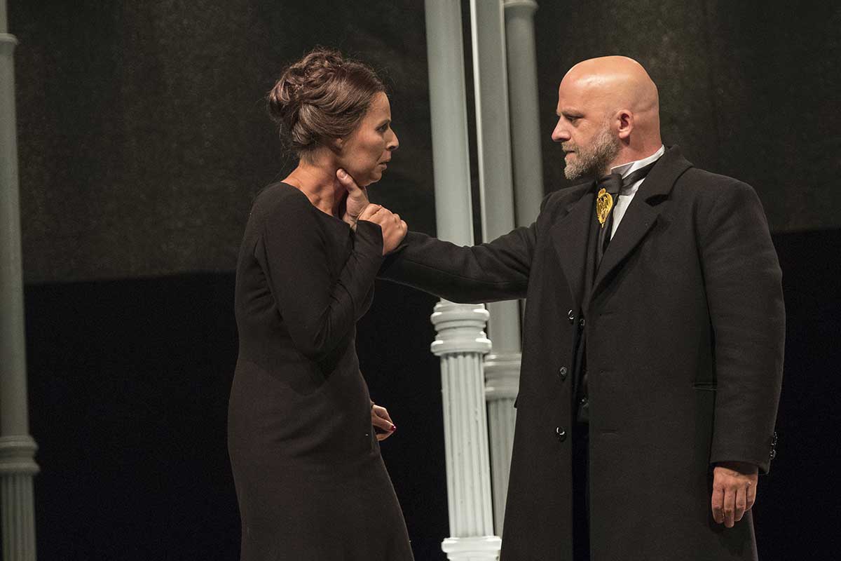 Lenka Vlasáková a Hynek Čermák, Hamlet , zdroj: © AGENTURA SCHOK, foto: Viktor Kronbauer Lenka Vlasáková a Hynek Čermák, Hamlet , zdroj: © AGENTURA SCHOK, foto: Viktor Kronbauer