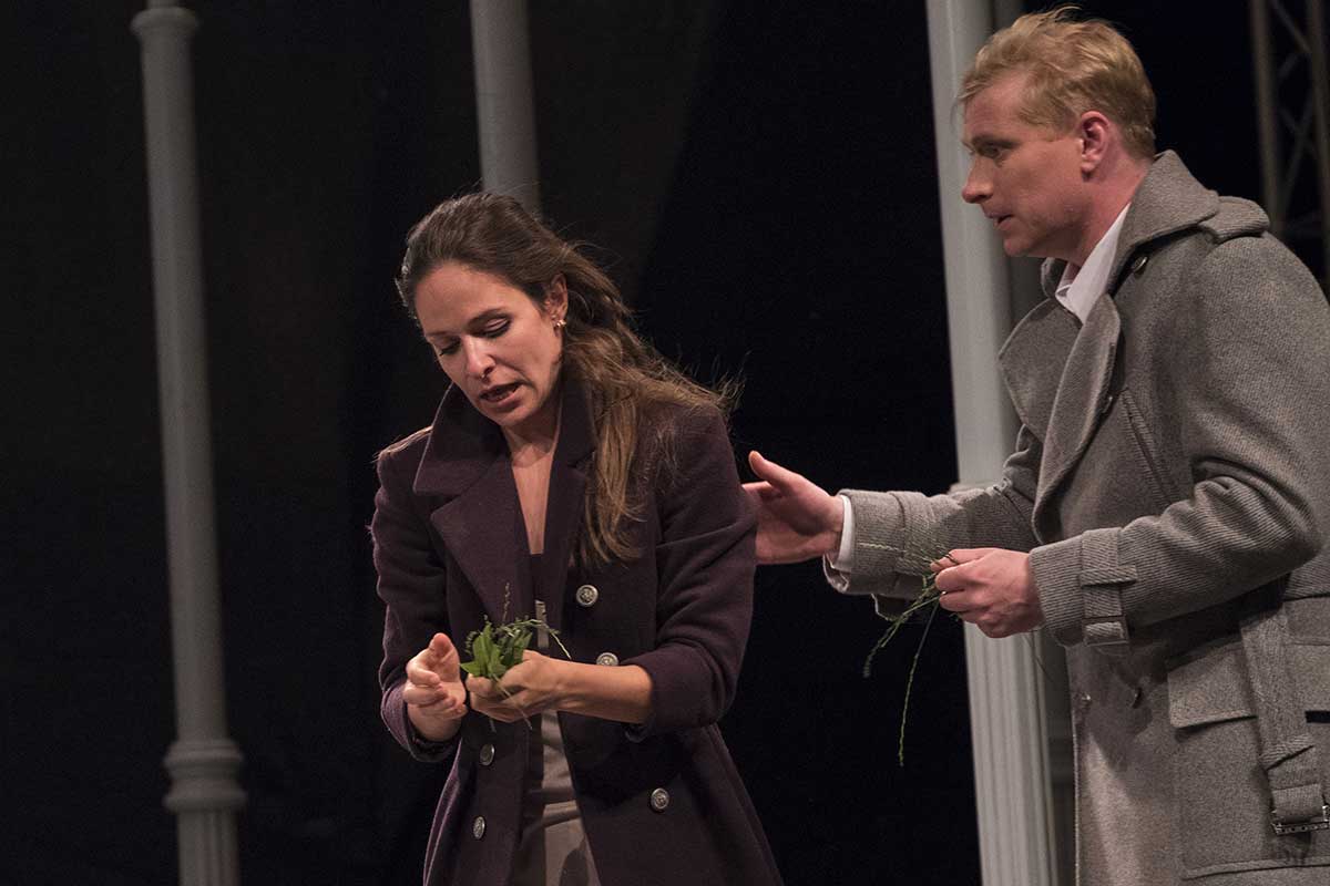 Veronika Khek Kubařová a Ladislav Hampl, Hamlet , zdroj: © AGENTURA SCHOK, foto: Viktor Kronbauer Veronika Khek Kubařová a Ladislav Hampl, Hamlet , zdroj: © AGENTURA SCHOK, foto: Viktor Kronbauer