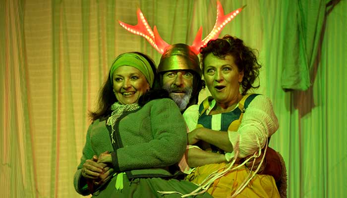 Veselé paničky windsorské, Eva Režnarová (paní Brouzdalová), Bolek Polívka (Falstaff), Simona Stašová (paní Pažoutová), zdroj: © AGENTURA SCHOK, foto: Viktor Kronbauer Veselé paničky windsorské, Eva Režnarová (paní Brouzdalová), Bolek Polívka (Falstaff), Simona Stašová (paní Pažoutová), zdroj: © AGENTURA SCHOK, foto: Viktor Kronbauer